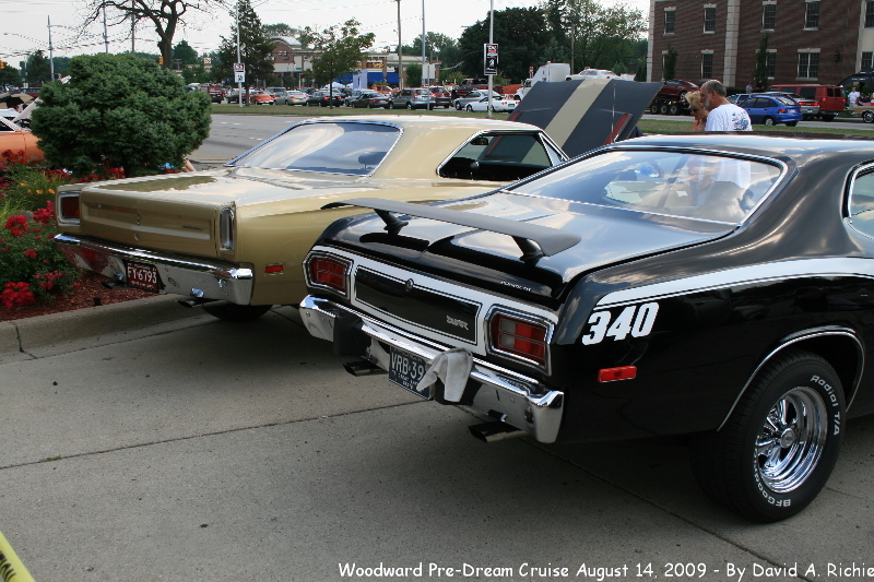IMG_2588.jpg - Frank's 1969 Plymouth Road Runner and Nick's 1973 Plymouth Duster