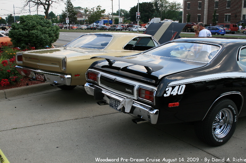 IMG_2588.jpg - Frank's 1969 Plymouth Road Runner and Nick's 1973 Plymouth Duster